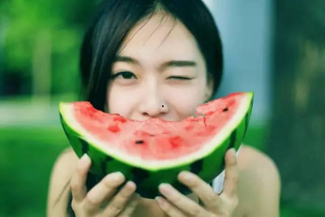 娱乐吃瓜酱还伞,揭秘明星遮阳伞背后的时尚风云