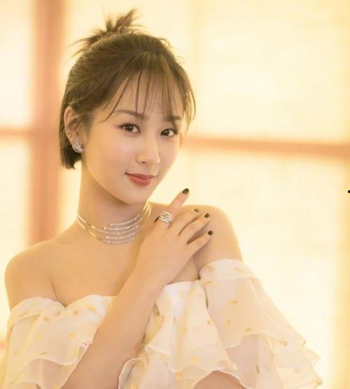 杨紫七夕最新爆料消息,甜蜜瞬间曝光,粉丝心动不已