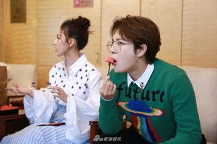 吃瓜娱乐照片,明星幕后吃瓜瞬间大曝光  第2张 吃瓜娱乐照片,明星幕后吃瓜瞬间大曝光  第2张