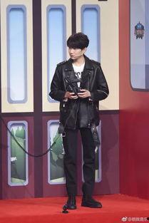 记者爆料明星恋情视频,甜蜜瞬间被记者捕捉,恋情细节引发热议